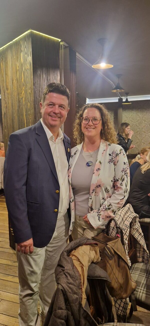 Marketa Kopecky & Zoltan Varnei – Persönliche Begegnung Marketa Kopecky zusammen mit Zoltan Varnei auf einer Veranstaltung im persönlichen Networking-Umfeld.