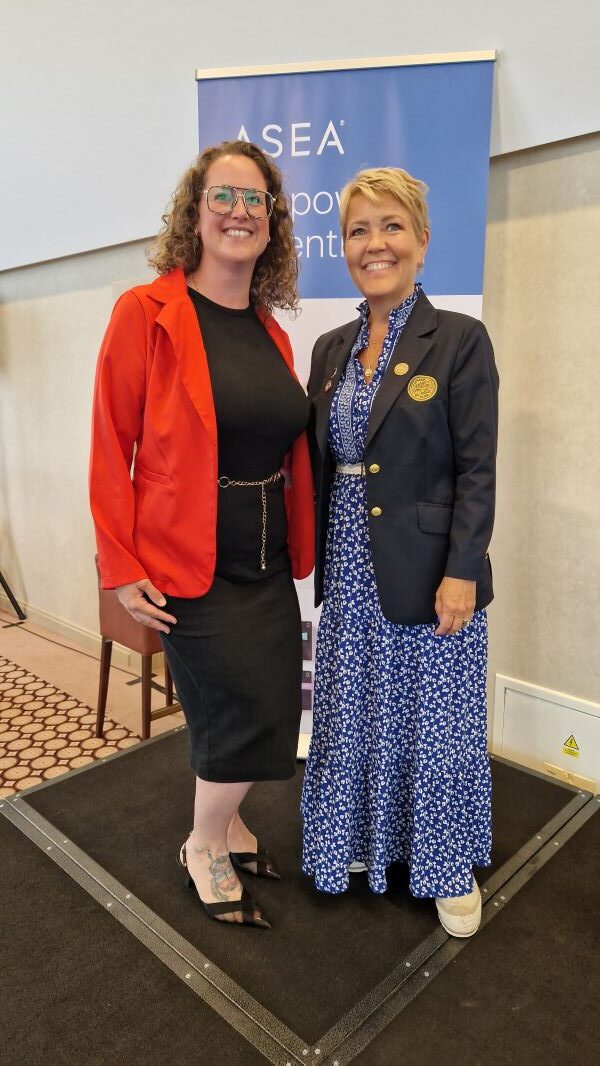 Marketa Kopecky & Sisel Anderson – Networking Event Marketa Kopecky zusammen mit Sisel Anderson auf einer Veranstaltung im professionellen Networking-Umfeld. Überredox-Solutions