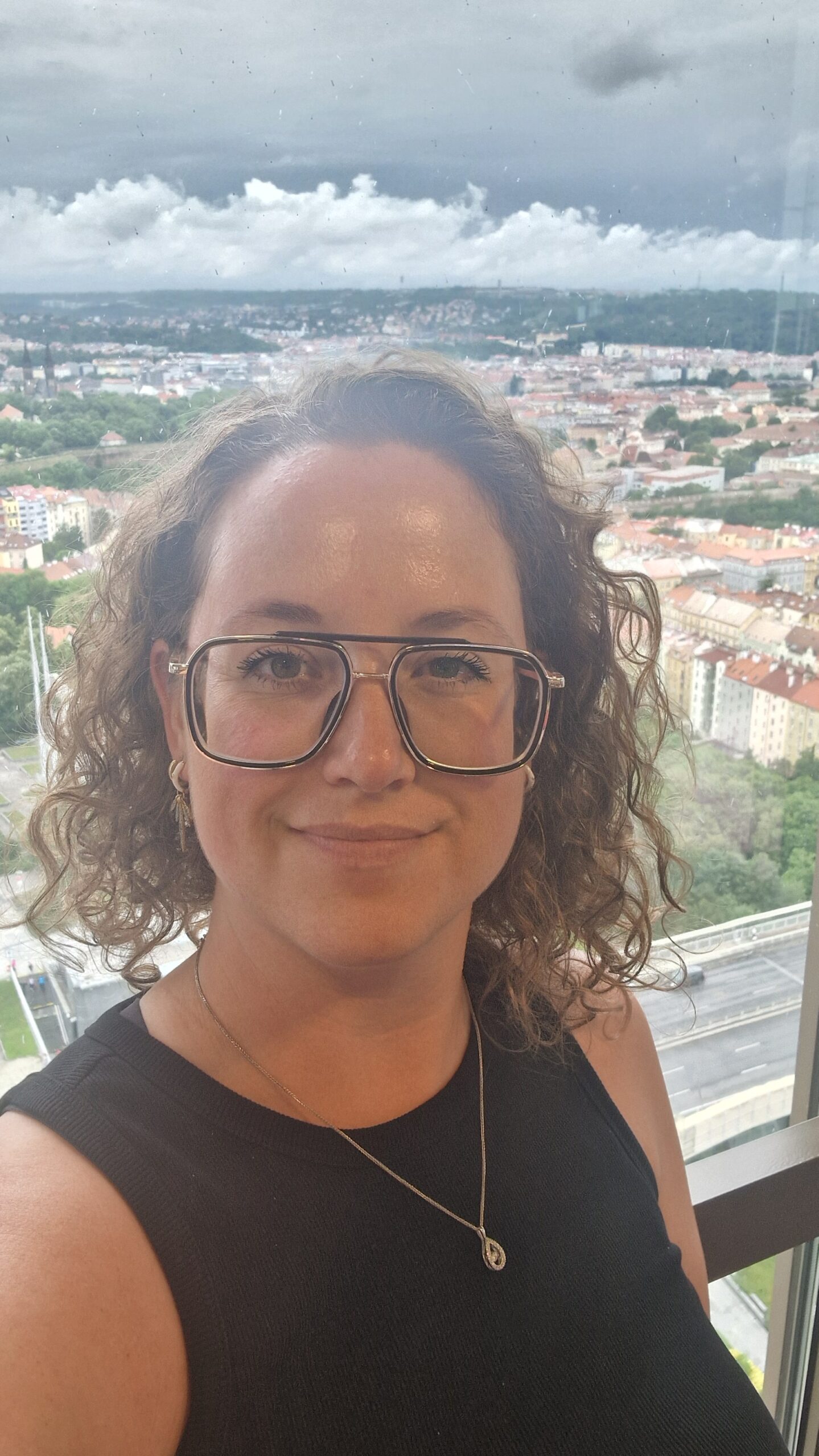 2Marketa Kopecky – Persönliches Porträt Marketa Kopecky in schwarzem Oberteil im Freien als persönliches Porträt über Redox - Solutions.