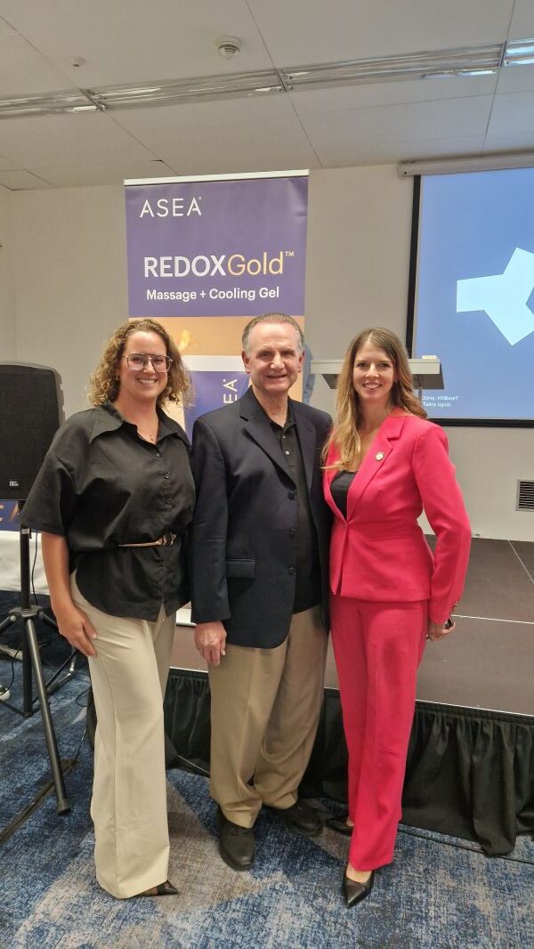 Marketa Kopecky, Eduard Gug & Radka Elli – Internationale Begegnung Marketa Kopecky zusammen mit Eduard Gug aus den USA und Radka Elli auf einer internationalen Veranstaltung.